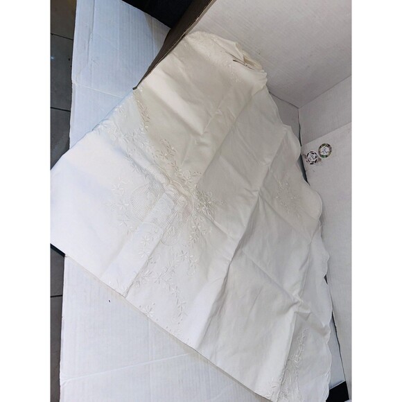 Vintage tablecloth Scalloped edge  60 X 60 white cotton - Picture 1 of 16